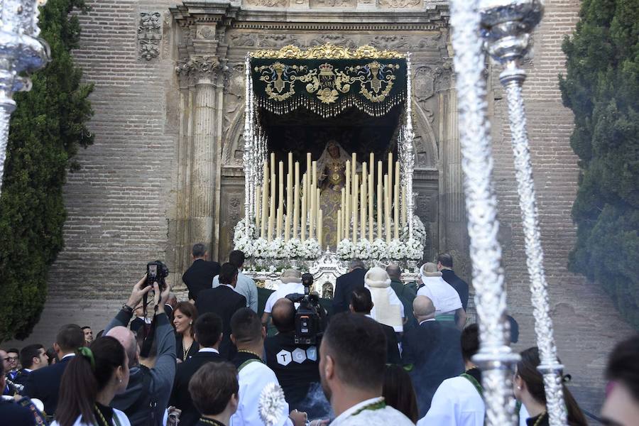 Faltaban escasos minutos para las tres de la tarde cuando la dolorosa que hace trescientos años tallara Risueño llegaba al altar donde será coronada canónicamente la mañana de este sábado 13 de octubre