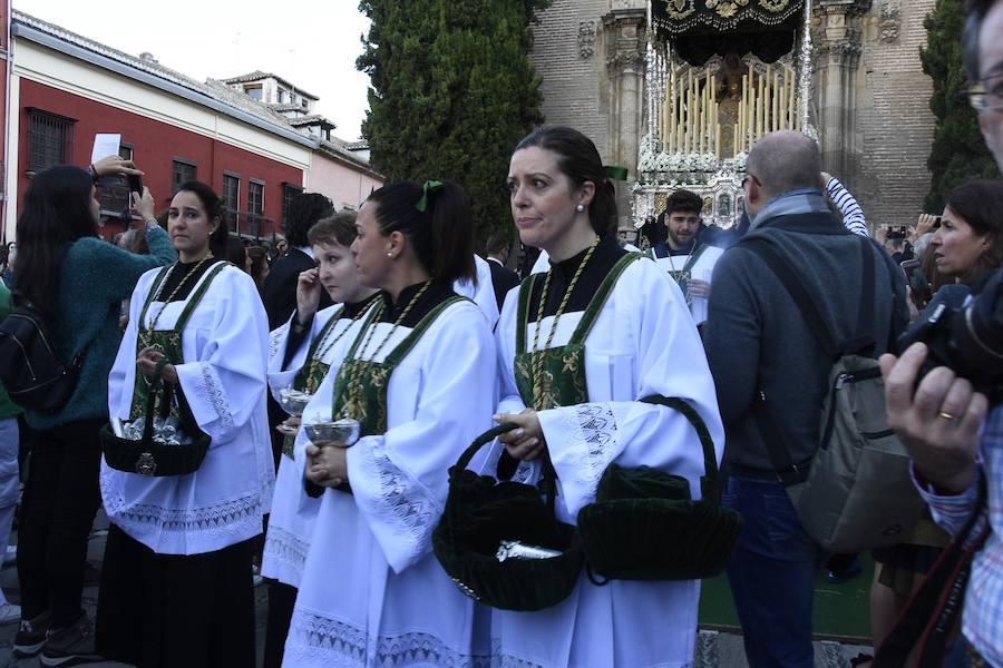 Faltaban escasos minutos para las tres de la tarde cuando la dolorosa que hace trescientos años tallara Risueño llegaba al altar donde será coronada canónicamente la mañana de este sábado 13 de octubre