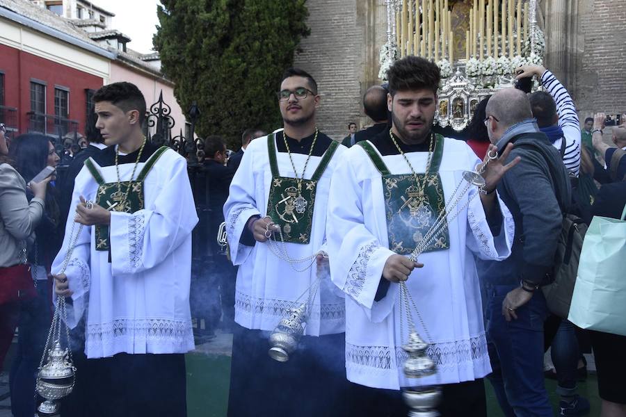 Faltaban escasos minutos para las tres de la tarde cuando la dolorosa que hace trescientos años tallara Risueño llegaba al altar donde será coronada canónicamente la mañana de este sábado 13 de octubre