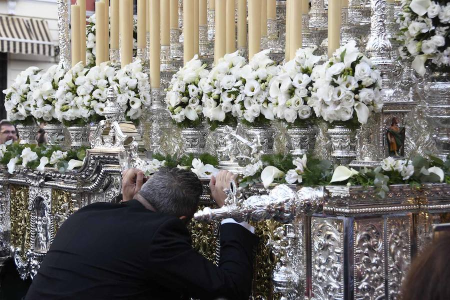 Faltaban escasos minutos para las tres de la tarde cuando la dolorosa que hace trescientos años tallara Risueño llegaba al altar donde será coronada canónicamente la mañana de este sábado 13 de octubre