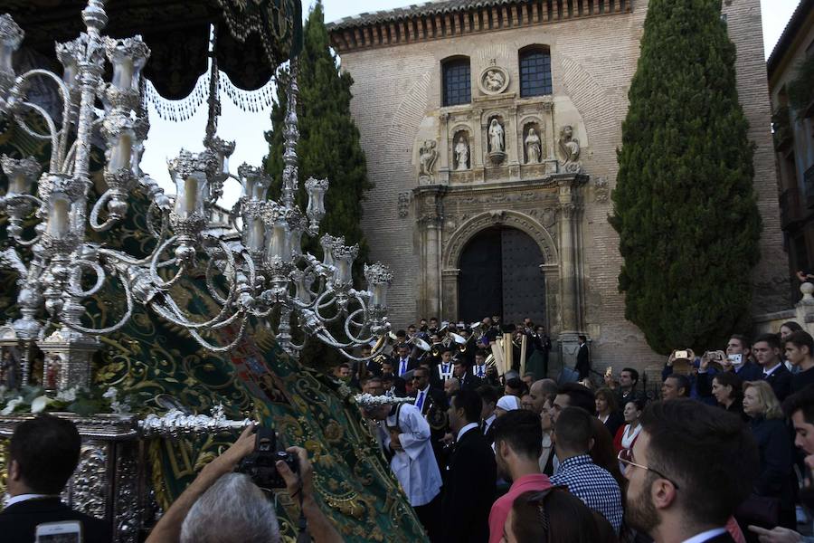 Faltaban escasos minutos para las tres de la tarde cuando la dolorosa que hace trescientos años tallara Risueño llegaba al altar donde será coronada canónicamente la mañana de este sábado 13 de octubre