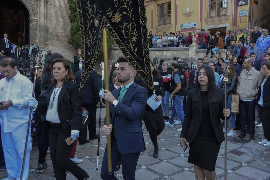 Faltaban escasos minutos para las tres de la tarde cuando la dolorosa que hace trescientos años tallara Risueño llegaba al altar donde será coronada canónicamente la mañana de este sábado 13 de octubre