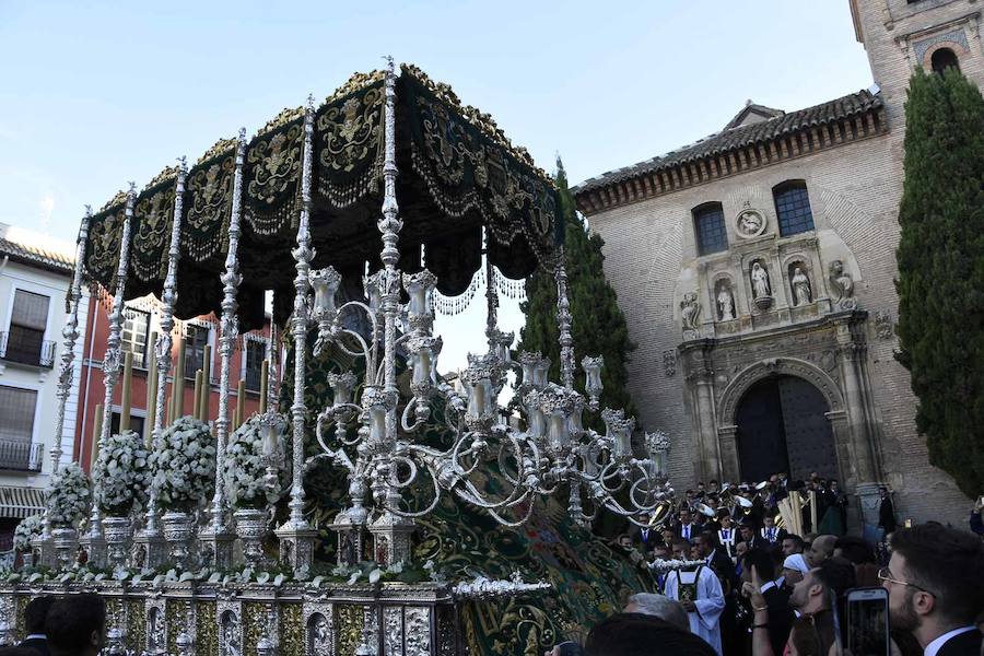 Faltaban escasos minutos para las tres de la tarde cuando la dolorosa que hace trescientos años tallara Risueño llegaba al altar donde será coronada canónicamente la mañana de este sábado 13 de octubre