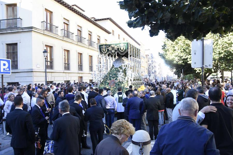 Faltaban escasos minutos para las tres de la tarde cuando la dolorosa que hace trescientos años tallara Risueño llegaba al altar donde será coronada canónicamente la mañana de este sábado 13 de octubre