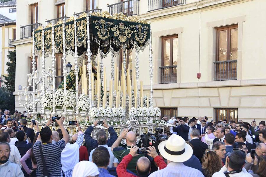 Faltaban escasos minutos para las tres de la tarde cuando la dolorosa que hace trescientos años tallara Risueño llegaba al altar donde será coronada canónicamente la mañana de este sábado 13 de octubre