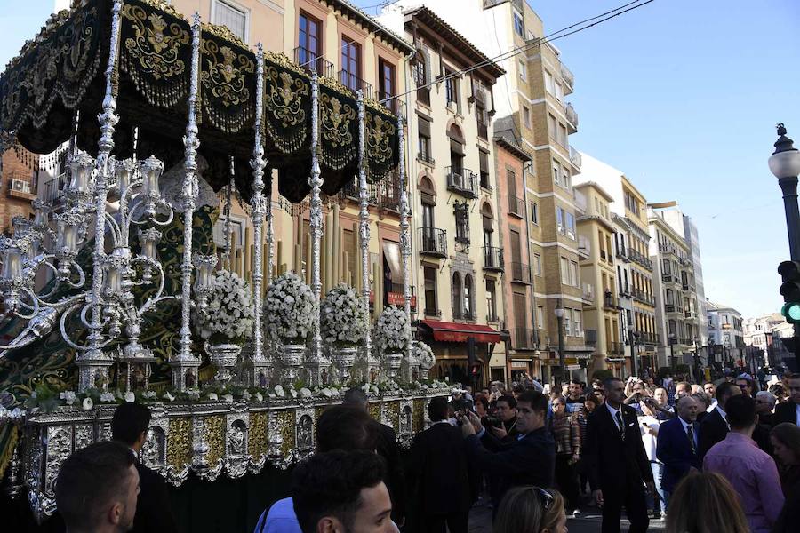 Faltaban escasos minutos para las tres de la tarde cuando la dolorosa que hace trescientos años tallara Risueño llegaba al altar donde será coronada canónicamente la mañana de este sábado 13 de octubre