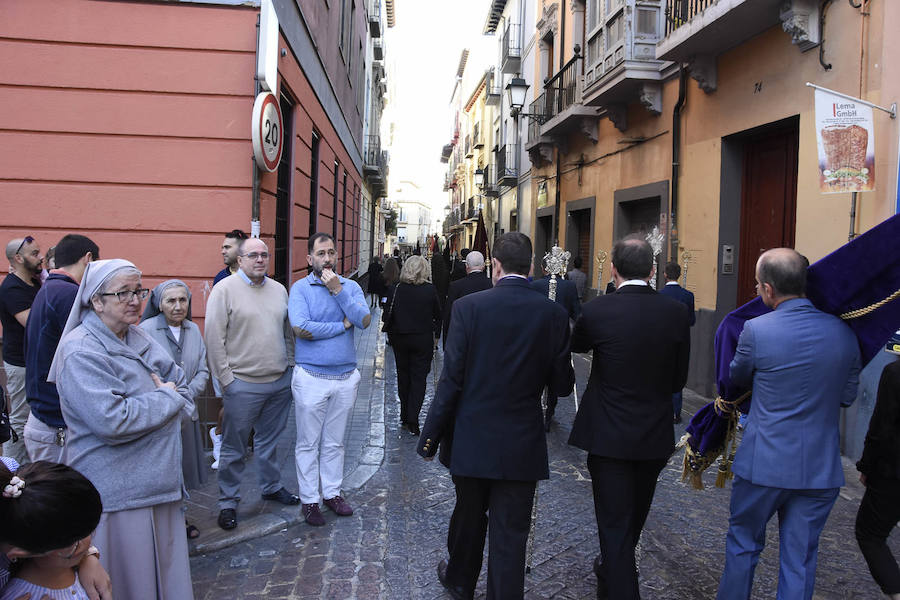 Faltaban escasos minutos para las tres de la tarde cuando la dolorosa que hace trescientos años tallara Risueño llegaba al altar donde será coronada canónicamente la mañana de este sábado 13 de octubre