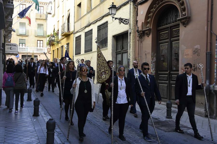 Faltaban escasos minutos para las tres de la tarde cuando la dolorosa que hace trescientos años tallara Risueño llegaba al altar donde será coronada canónicamente la mañana de este sábado 13 de octubre