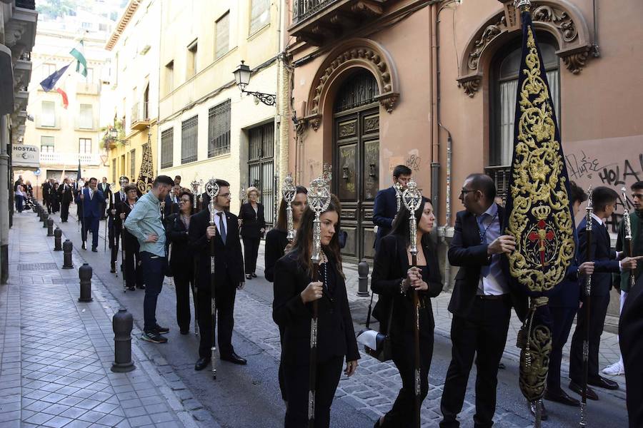 Faltaban escasos minutos para las tres de la tarde cuando la dolorosa que hace trescientos años tallara Risueño llegaba al altar donde será coronada canónicamente la mañana de este sábado 13 de octubre