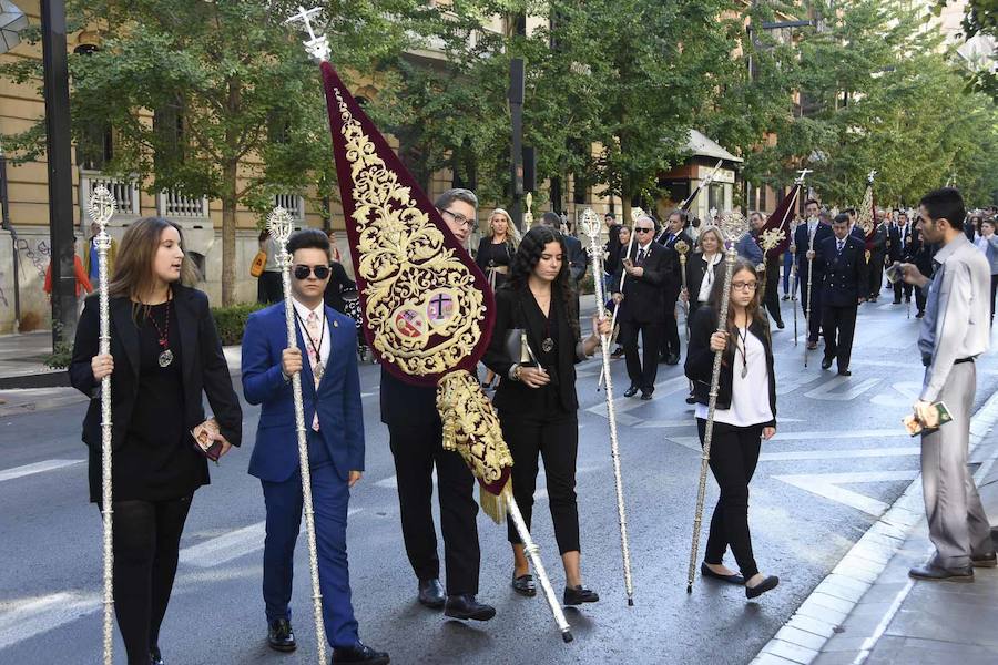 Faltaban escasos minutos para las tres de la tarde cuando la dolorosa que hace trescientos años tallara Risueño llegaba al altar donde será coronada canónicamente la mañana de este sábado 13 de octubre