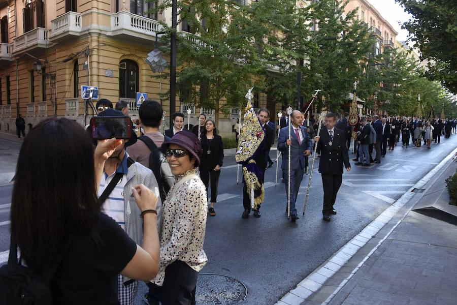 Faltaban escasos minutos para las tres de la tarde cuando la dolorosa que hace trescientos años tallara Risueño llegaba al altar donde será coronada canónicamente la mañana de este sábado 13 de octubre