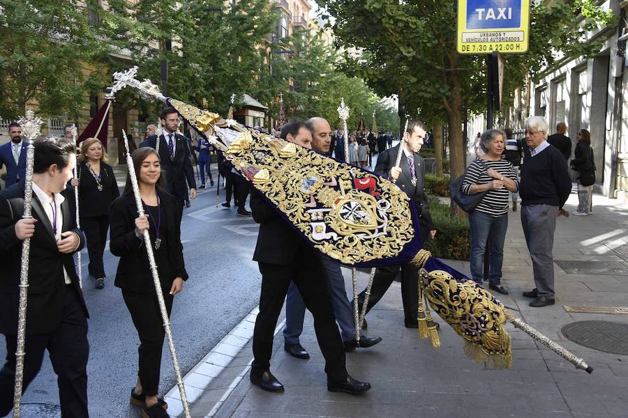 Faltaban escasos minutos para las tres de la tarde cuando la dolorosa que hace trescientos años tallara Risueño llegaba al altar donde será coronada canónicamente la mañana de este sábado 13 de octubre