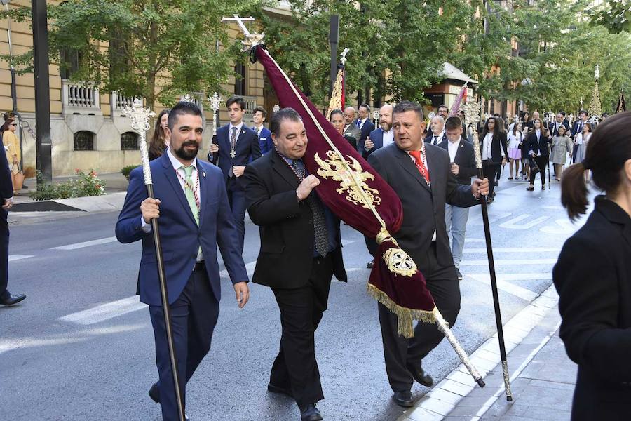 Faltaban escasos minutos para las tres de la tarde cuando la dolorosa que hace trescientos años tallara Risueño llegaba al altar donde será coronada canónicamente la mañana de este sábado 13 de octubre