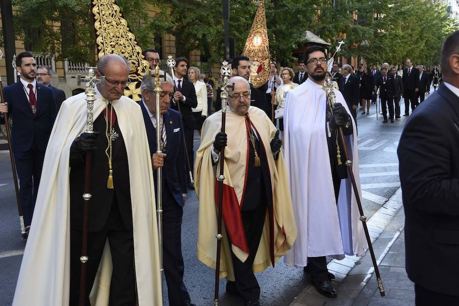 Faltaban escasos minutos para las tres de la tarde cuando la dolorosa que hace trescientos años tallara Risueño llegaba al altar donde será coronada canónicamente la mañana de este sábado 13 de octubre