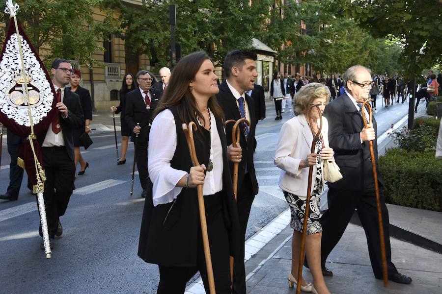 Faltaban escasos minutos para las tres de la tarde cuando la dolorosa que hace trescientos años tallara Risueño llegaba al altar donde será coronada canónicamente la mañana de este sábado 13 de octubre