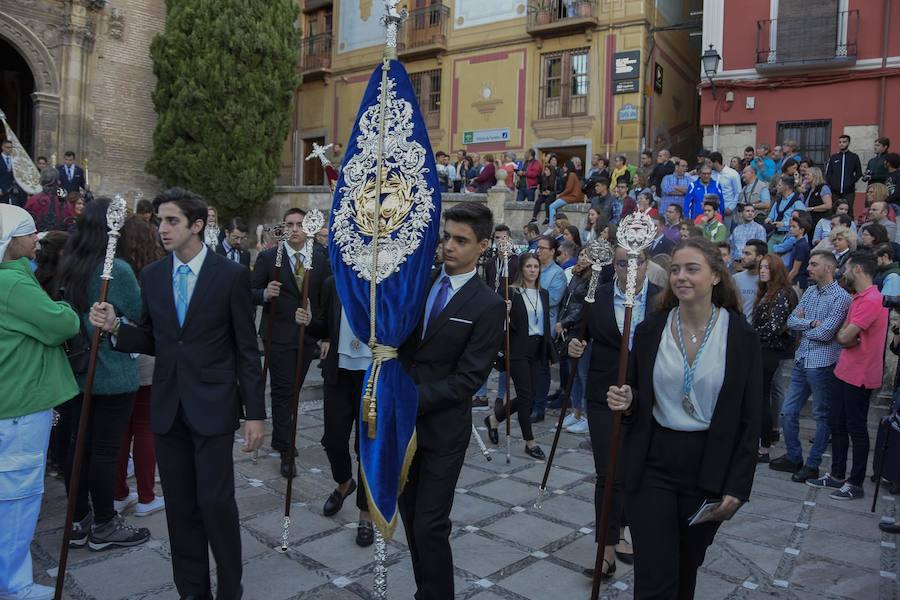 Faltaban escasos minutos para las tres de la tarde cuando la dolorosa que hace trescientos años tallara Risueño llegaba al altar donde será coronada canónicamente la mañana de este sábado 13 de octubre