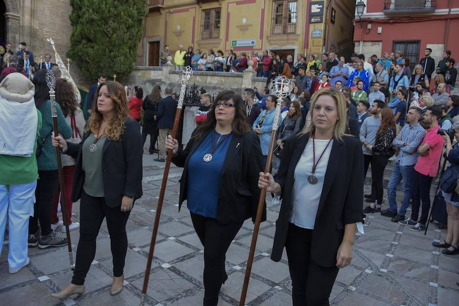 Faltaban escasos minutos para las tres de la tarde cuando la dolorosa que hace trescientos años tallara Risueño llegaba al altar donde será coronada canónicamente la mañana de este sábado 13 de octubre