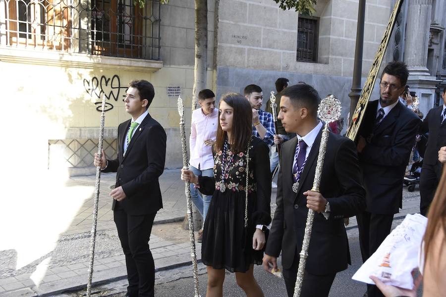 Faltaban escasos minutos para las tres de la tarde cuando la dolorosa que hace trescientos años tallara Risueño llegaba al altar donde será coronada canónicamente la mañana de este sábado 13 de octubre