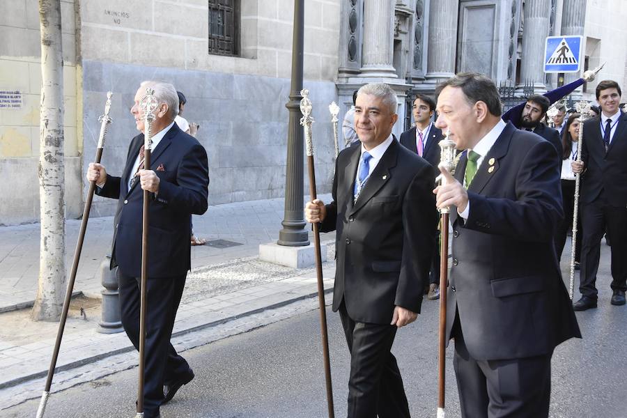 Faltaban escasos minutos para las tres de la tarde cuando la dolorosa que hace trescientos años tallara Risueño llegaba al altar donde será coronada canónicamente la mañana de este sábado 13 de octubre