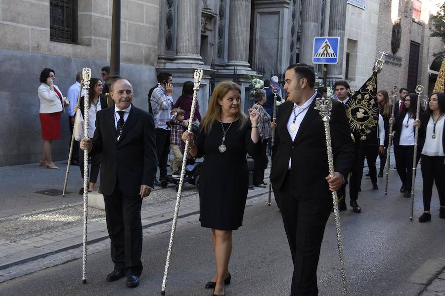 Faltaban escasos minutos para las tres de la tarde cuando la dolorosa que hace trescientos años tallara Risueño llegaba al altar donde será coronada canónicamente la mañana de este sábado 13 de octubre