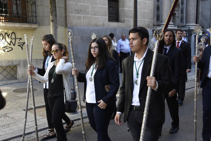 Faltaban escasos minutos para las tres de la tarde cuando la dolorosa que hace trescientos años tallara Risueño llegaba al altar donde será coronada canónicamente la mañana de este sábado 13 de octubre