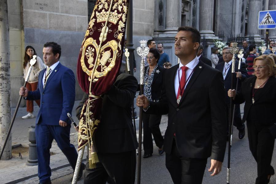 Faltaban escasos minutos para las tres de la tarde cuando la dolorosa que hace trescientos años tallara Risueño llegaba al altar donde será coronada canónicamente la mañana de este sábado 13 de octubre