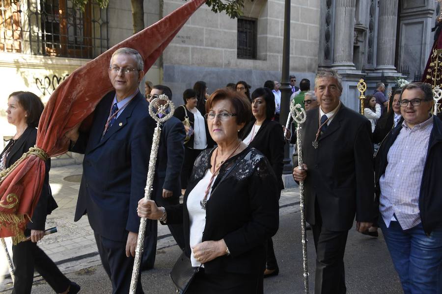 Faltaban escasos minutos para las tres de la tarde cuando la dolorosa que hace trescientos años tallara Risueño llegaba al altar donde será coronada canónicamente la mañana de este sábado 13 de octubre