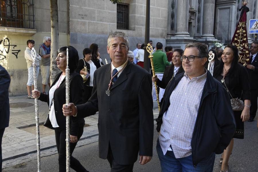 Faltaban escasos minutos para las tres de la tarde cuando la dolorosa que hace trescientos años tallara Risueño llegaba al altar donde será coronada canónicamente la mañana de este sábado 13 de octubre