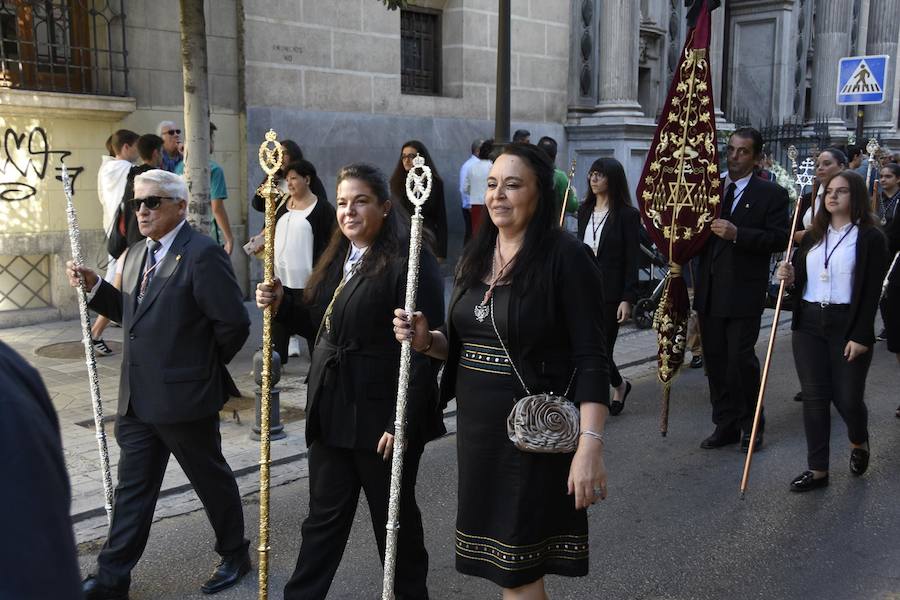 Faltaban escasos minutos para las tres de la tarde cuando la dolorosa que hace trescientos años tallara Risueño llegaba al altar donde será coronada canónicamente la mañana de este sábado 13 de octubre