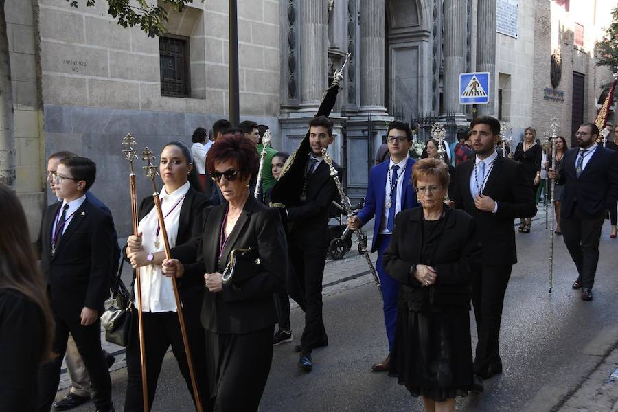 Faltaban escasos minutos para las tres de la tarde cuando la dolorosa que hace trescientos años tallara Risueño llegaba al altar donde será coronada canónicamente la mañana de este sábado 13 de octubre