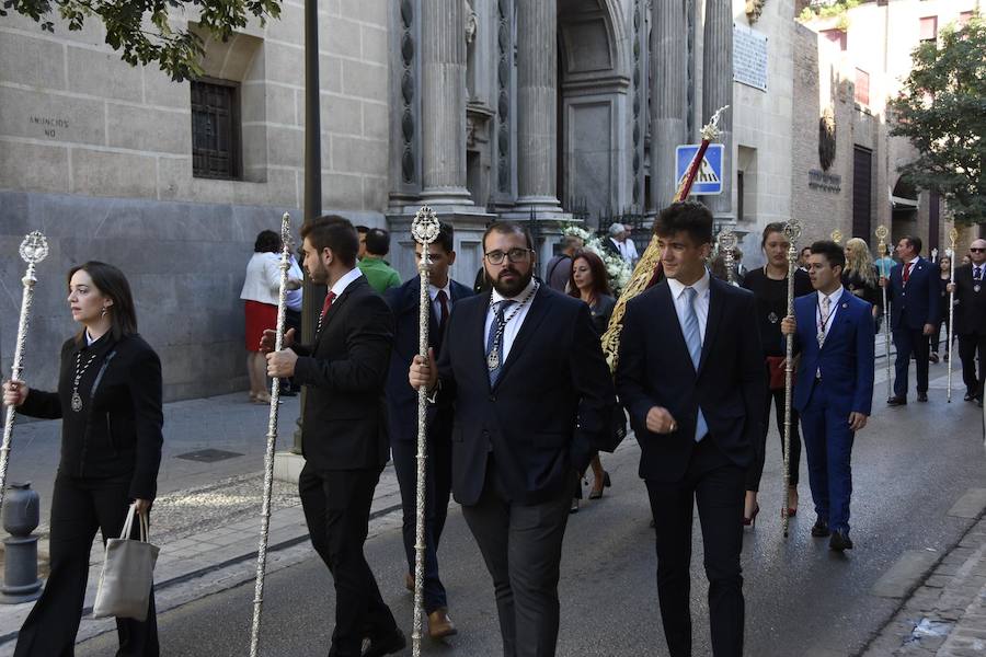 Faltaban escasos minutos para las tres de la tarde cuando la dolorosa que hace trescientos años tallara Risueño llegaba al altar donde será coronada canónicamente la mañana de este sábado 13 de octubre