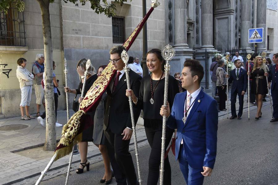 Faltaban escasos minutos para las tres de la tarde cuando la dolorosa que hace trescientos años tallara Risueño llegaba al altar donde será coronada canónicamente la mañana de este sábado 13 de octubre