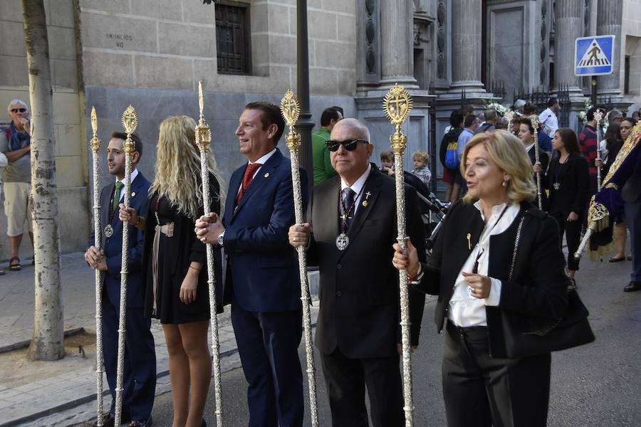 Faltaban escasos minutos para las tres de la tarde cuando la dolorosa que hace trescientos años tallara Risueño llegaba al altar donde será coronada canónicamente la mañana de este sábado 13 de octubre