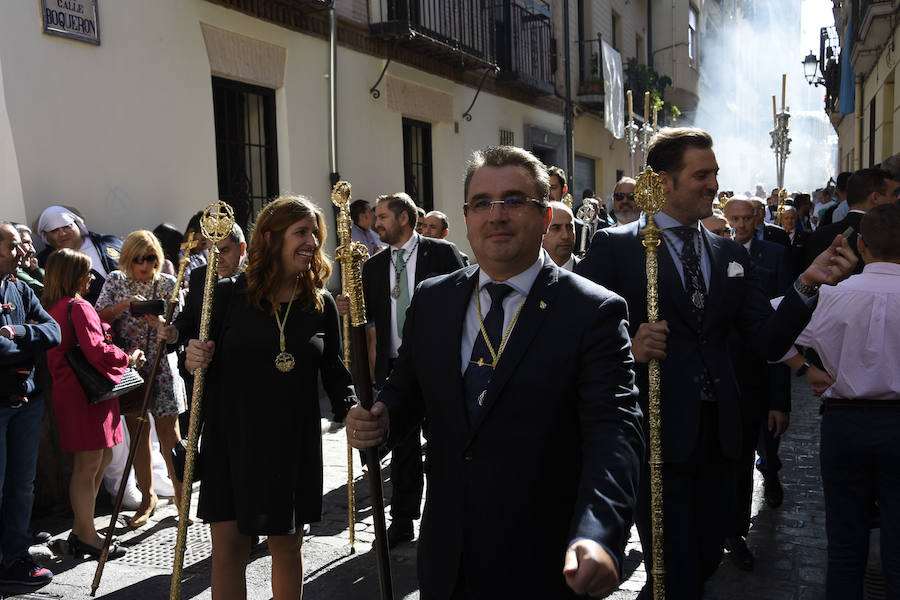 Faltaban escasos minutos para las tres de la tarde cuando la dolorosa que hace trescientos años tallara Risueño llegaba al altar donde será coronada canónicamente la mañana de este sábado 13 de octubre