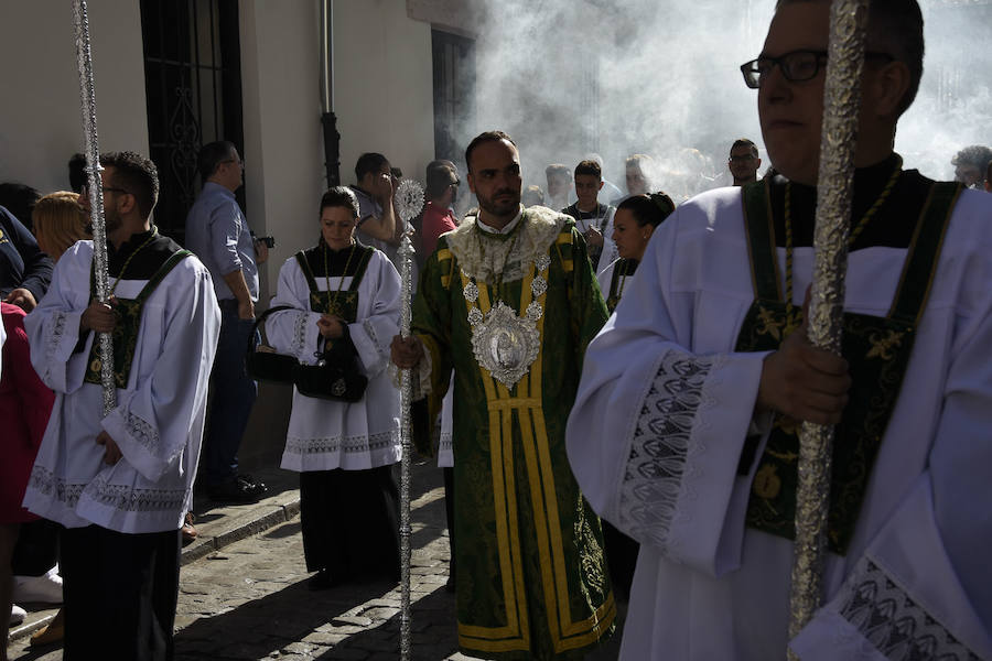 Faltaban escasos minutos para las tres de la tarde cuando la dolorosa que hace trescientos años tallara Risueño llegaba al altar donde será coronada canónicamente la mañana de este sábado 13 de octubre