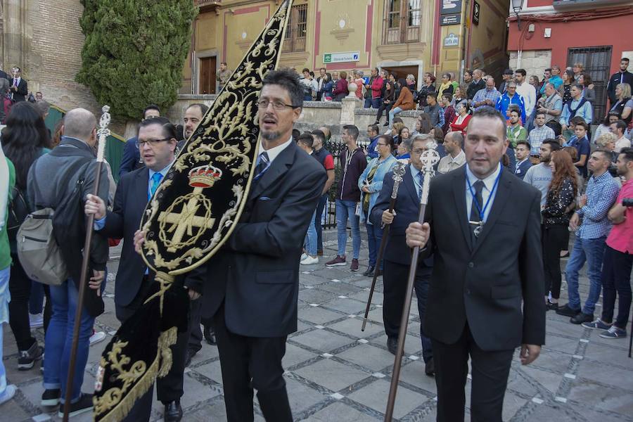 Faltaban escasos minutos para las tres de la tarde cuando la dolorosa que hace trescientos años tallara Risueño llegaba al altar donde será coronada canónicamente la mañana de este sábado 13 de octubre