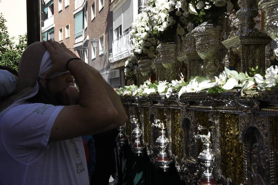 Faltaban escasos minutos para las tres de la tarde cuando la dolorosa que hace trescientos años tallara Risueño llegaba al altar donde será coronada canónicamente la mañana de este sábado 13 de octubre