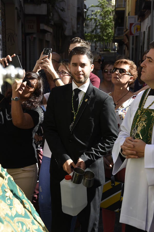 Faltaban escasos minutos para las tres de la tarde cuando la dolorosa que hace trescientos años tallara Risueño llegaba al altar donde será coronada canónicamente la mañana de este sábado 13 de octubre