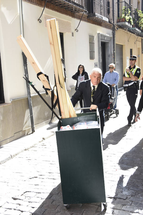 Faltaban escasos minutos para las tres de la tarde cuando la dolorosa que hace trescientos años tallara Risueño llegaba al altar donde será coronada canónicamente la mañana de este sábado 13 de octubre