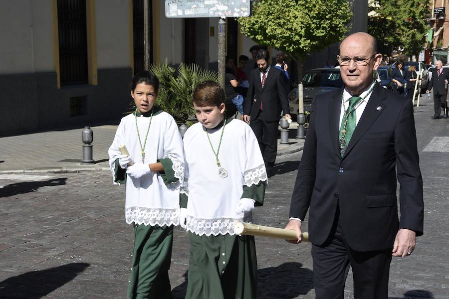 Faltaban escasos minutos para las tres de la tarde cuando la dolorosa que hace trescientos años tallara Risueño llegaba al altar donde será coronada canónicamente la mañana de este sábado 13 de octubre