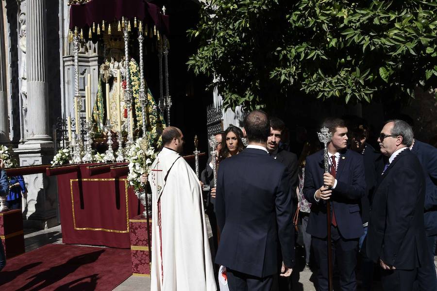 Faltaban escasos minutos para las tres de la tarde cuando la dolorosa que hace trescientos años tallara Risueño llegaba al altar donde será coronada canónicamente la mañana de este sábado 13 de octubre