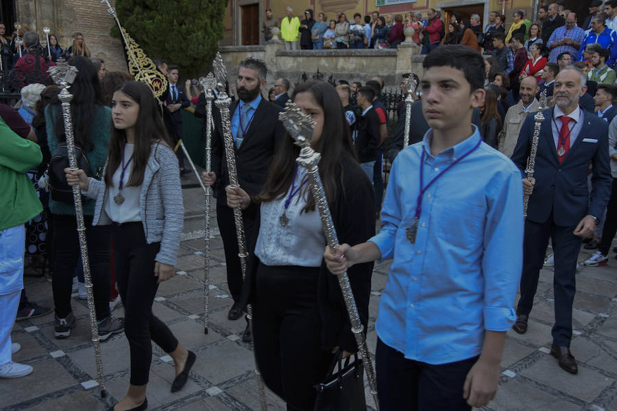 Faltaban escasos minutos para las tres de la tarde cuando la dolorosa que hace trescientos años tallara Risueño llegaba al altar donde será coronada canónicamente la mañana de este sábado 13 de octubre