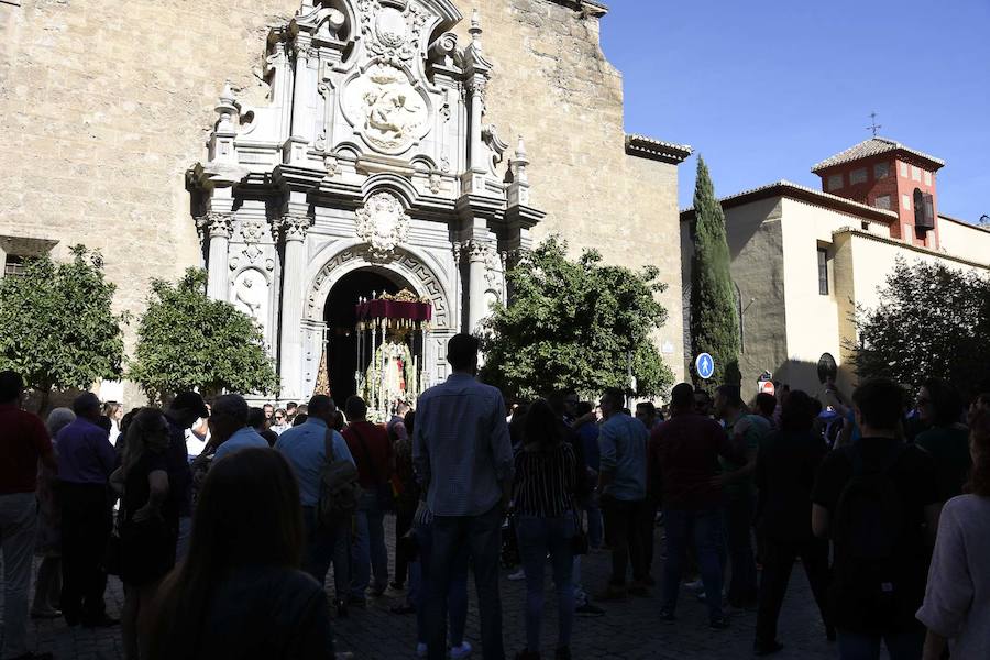 Faltaban escasos minutos para las tres de la tarde cuando la dolorosa que hace trescientos años tallara Risueño llegaba al altar donde será coronada canónicamente la mañana de este sábado 13 de octubre