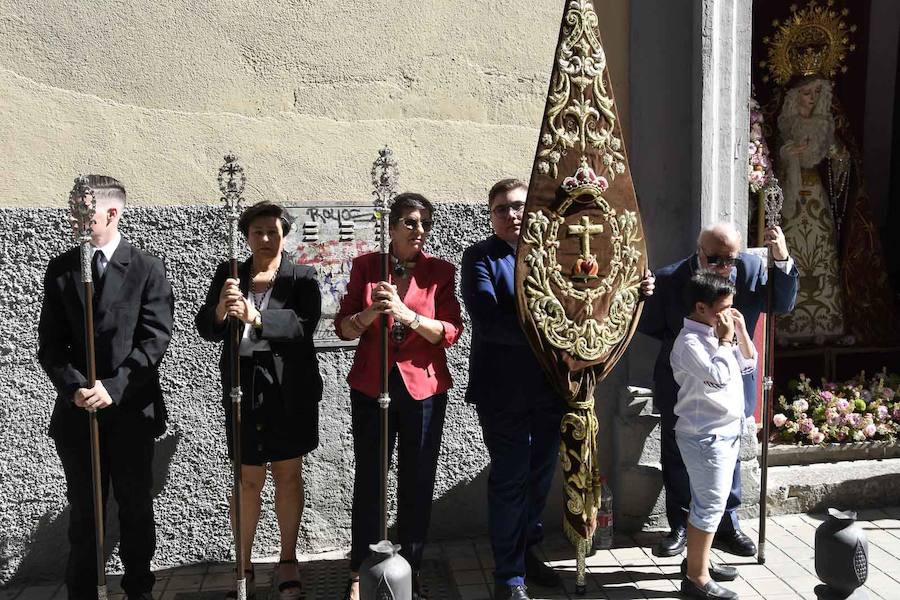 Faltaban escasos minutos para las tres de la tarde cuando la dolorosa que hace trescientos años tallara Risueño llegaba al altar donde será coronada canónicamente la mañana de este sábado 13 de octubre