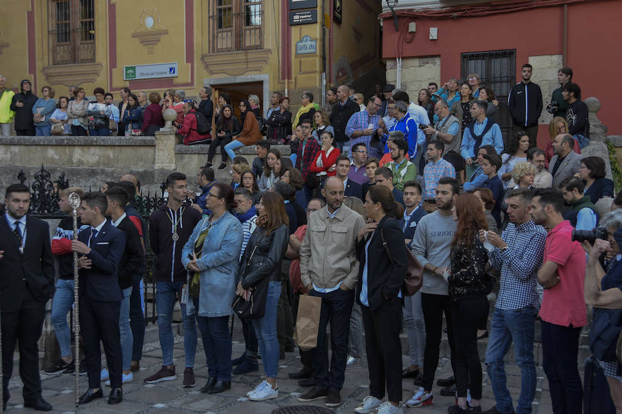 Faltaban escasos minutos para las tres de la tarde cuando la dolorosa que hace trescientos años tallara Risueño llegaba al altar donde será coronada canónicamente la mañana de este sábado 13 de octubre