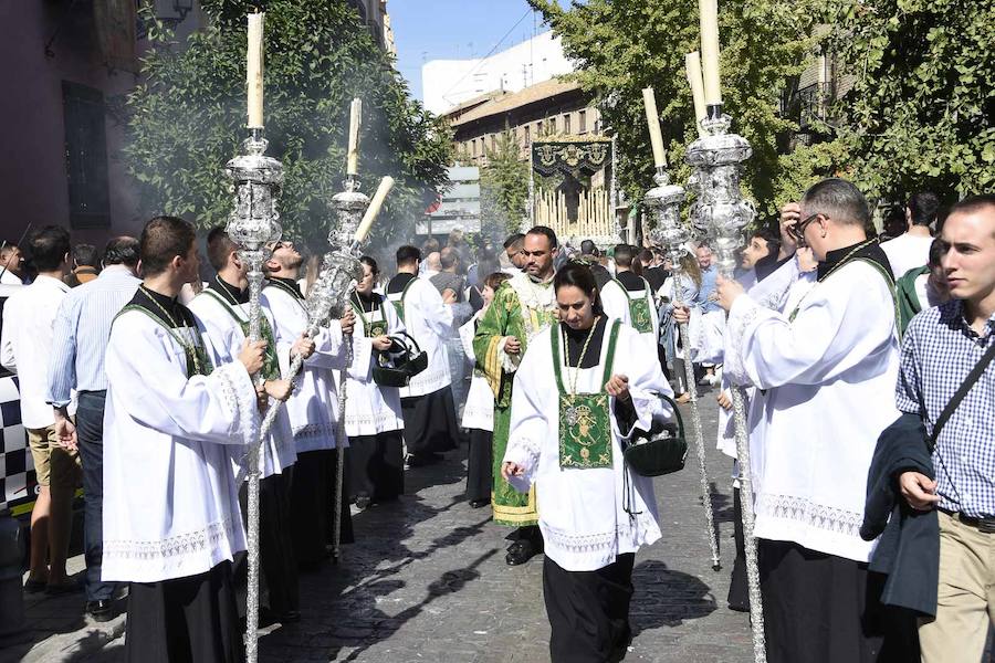 Faltaban escasos minutos para las tres de la tarde cuando la dolorosa que hace trescientos años tallara Risueño llegaba al altar donde será coronada canónicamente la mañana de este sábado 13 de octubre