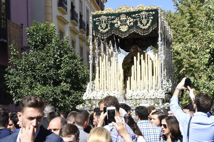 Faltaban escasos minutos para las tres de la tarde cuando la dolorosa que hace trescientos años tallara Risueño llegaba al altar donde será coronada canónicamente la mañana de este sábado 13 de octubre