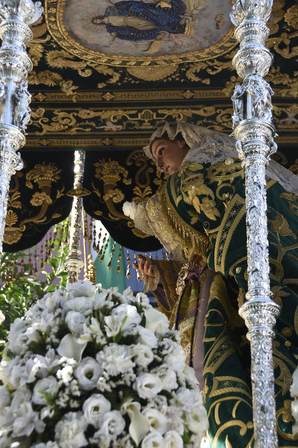 Faltaban escasos minutos para las tres de la tarde cuando la dolorosa que hace trescientos años tallara Risueño llegaba al altar donde será coronada canónicamente la mañana de este sábado 13 de octubre