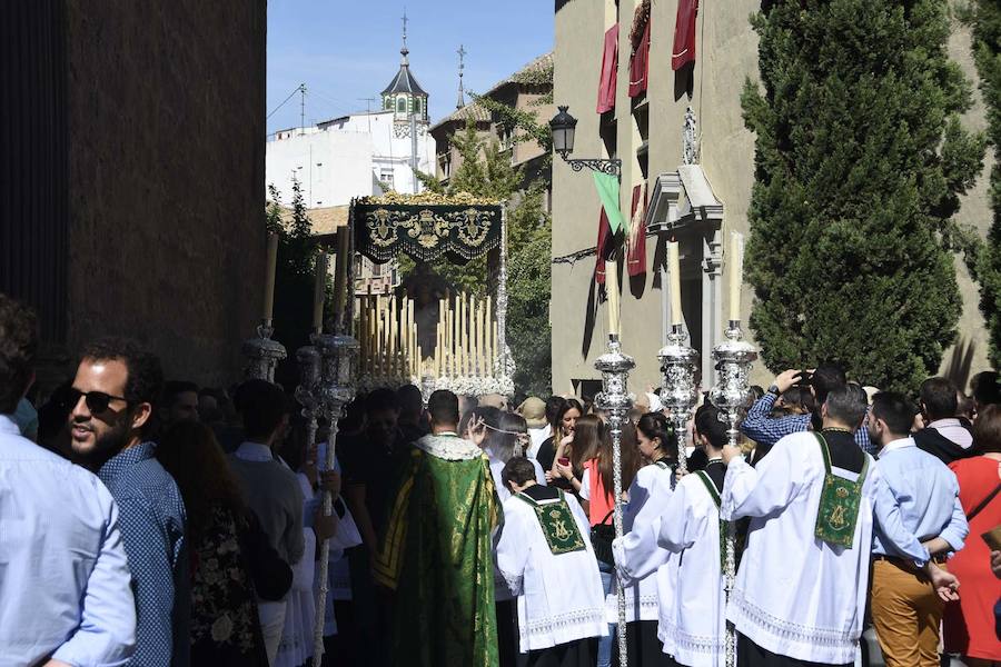 Faltaban escasos minutos para las tres de la tarde cuando la dolorosa que hace trescientos años tallara Risueño llegaba al altar donde será coronada canónicamente la mañana de este sábado 13 de octubre