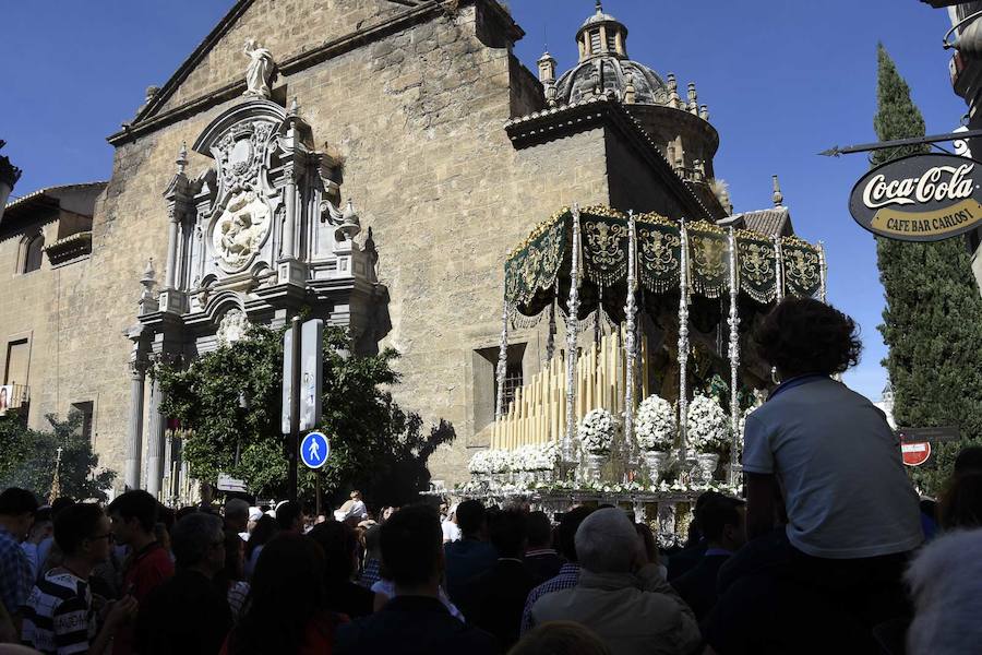 Faltaban escasos minutos para las tres de la tarde cuando la dolorosa que hace trescientos años tallara Risueño llegaba al altar donde será coronada canónicamente la mañana de este sábado 13 de octubre